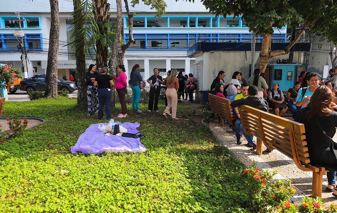 “Greve é um direito garantido, mas a praça precisa ser preservada”, diz Prefeitura; Sinteac rebate acusações: “Recolhemos o lixo todos os dias”